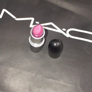 MAC FROST LIPSTICK 💄 color is FLORABUNDI